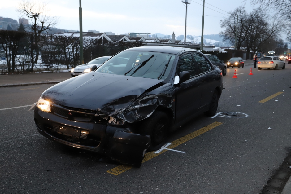 Besch&auml;digtes Fahrzeug an der Z&uuml;rcher Strasse